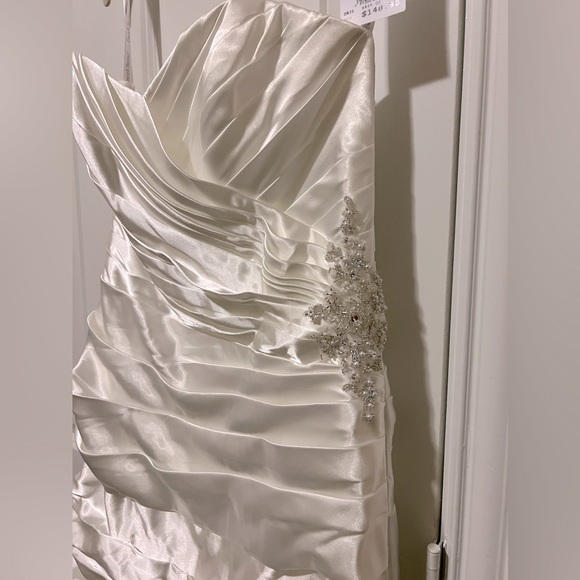 Wedding Dress never worn (runs small) - Picture 4 of 6